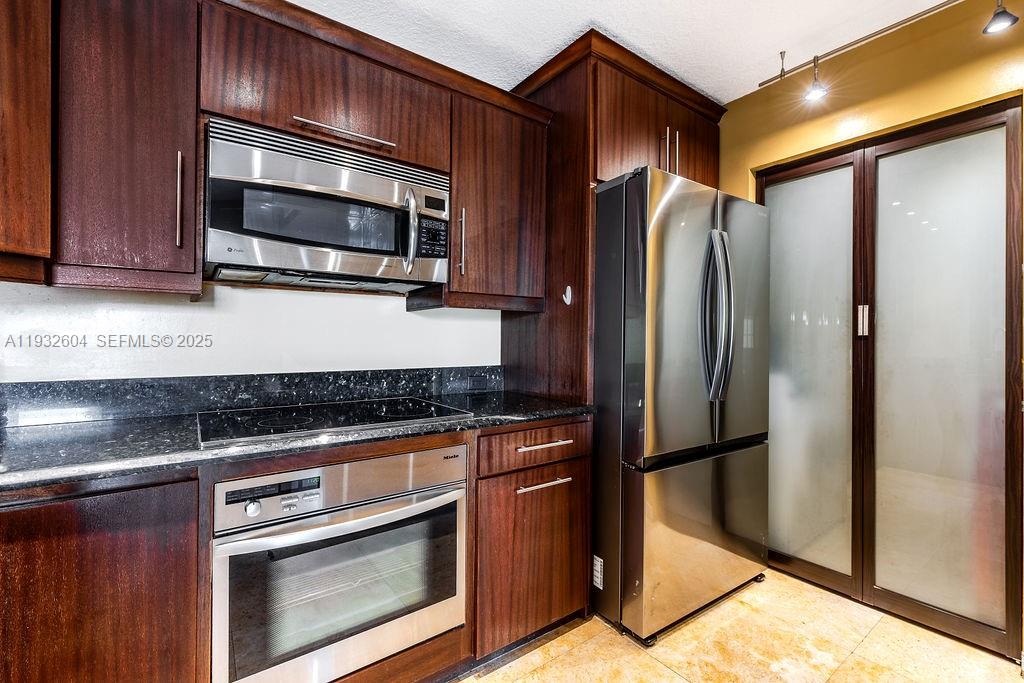 THE YACHT CLUB AT AVENTUR - Residential Lease