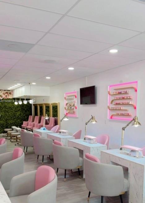 This spa offer a modern and relaxing atmosphere . Its decor blend natural element with contemporary style, creating the perfect setting to enjoy massage, facial treatment ,and manicure and pedicure services .