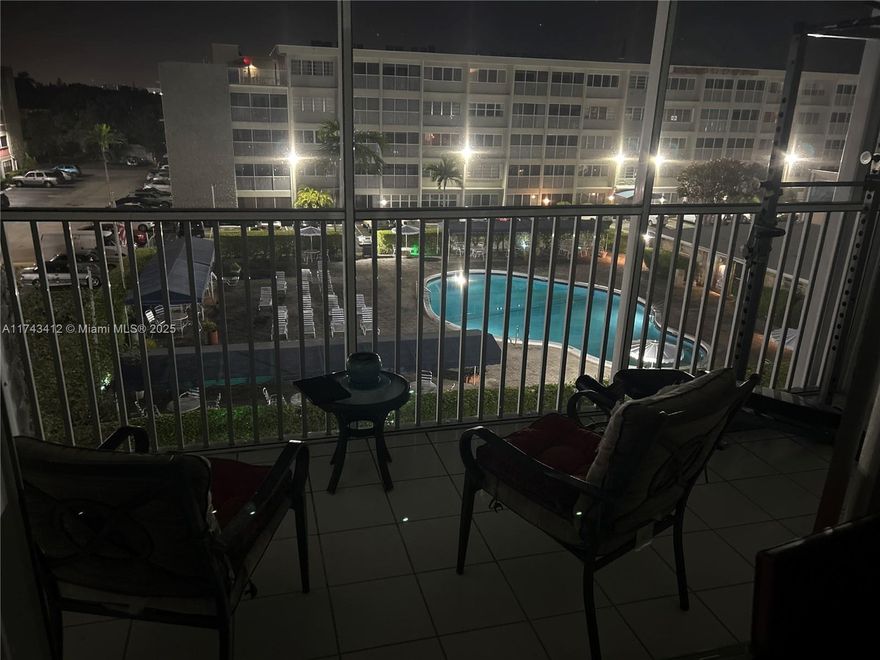 AMAZING 2 BEDROOM 2 BATHROOM APARTMENT PARCIALY RENOVATED.
BEST APARTAMENT LOCATION ON THE BUILDIND, ITS LAST FLOOR NOBODY ON TOP OF YOU, CORNER UNIT AND INCREDIBLE VIEW OF THE POOL AND CLUB HOUSE.