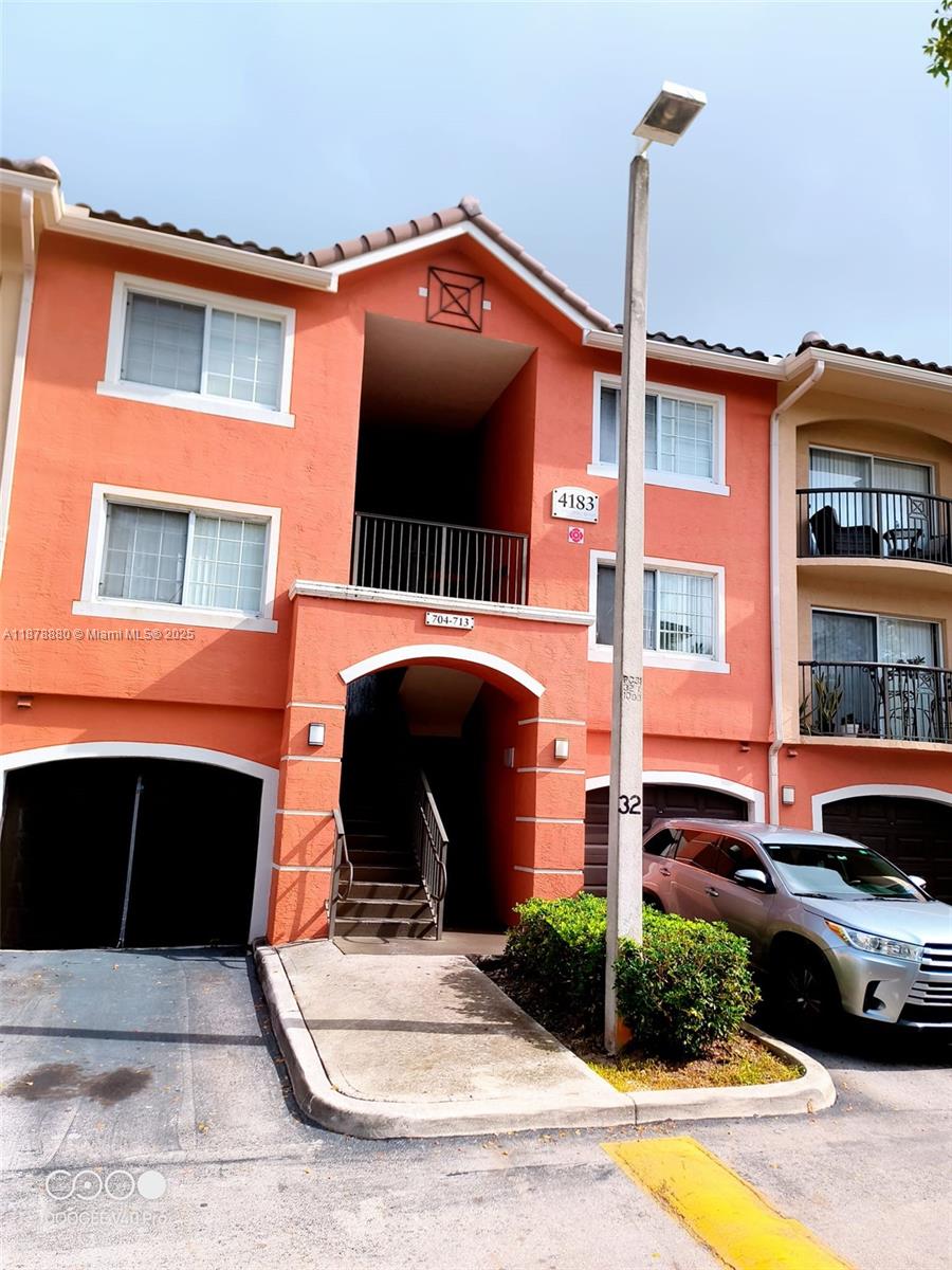 Unbeatable Location: Just minutes from downtown West Palm Beach, Palm Beach International Airport, Florida's Peak Parkway, shopping, dining, and entertainment. Newly renovated 3-bedroom, 2-bath unit with in-unit washer/dryer. Enjoy a community pool. Access-controlled entry gates for your peace of mind. Washer/dryer in unit. Background and record check required. Minimum credit score 650.
