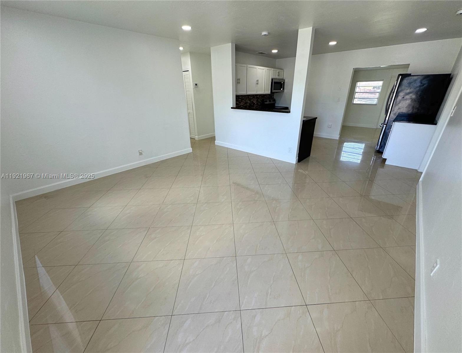 BROADVIEW COUNTRY CLUB - Residential Lease