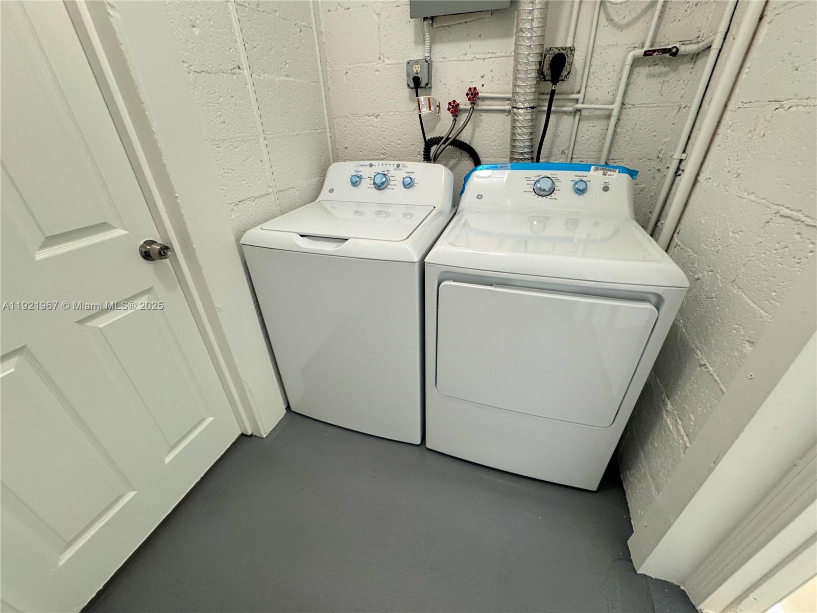 BROADVIEW COUNTRY CLUB - Residential Lease