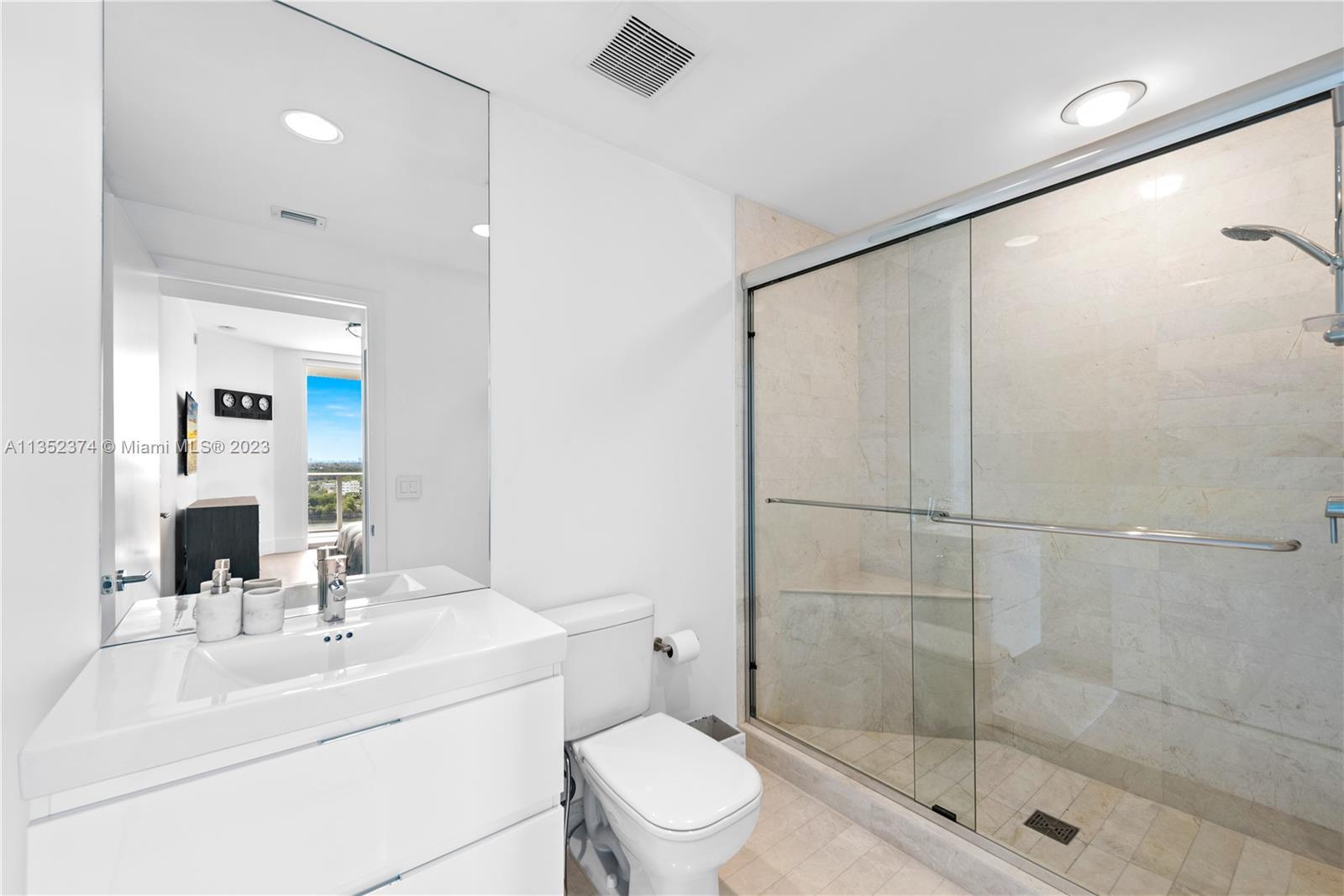 Photo 33 of 51 of 17111 Biscayne Blvd 1406 condo