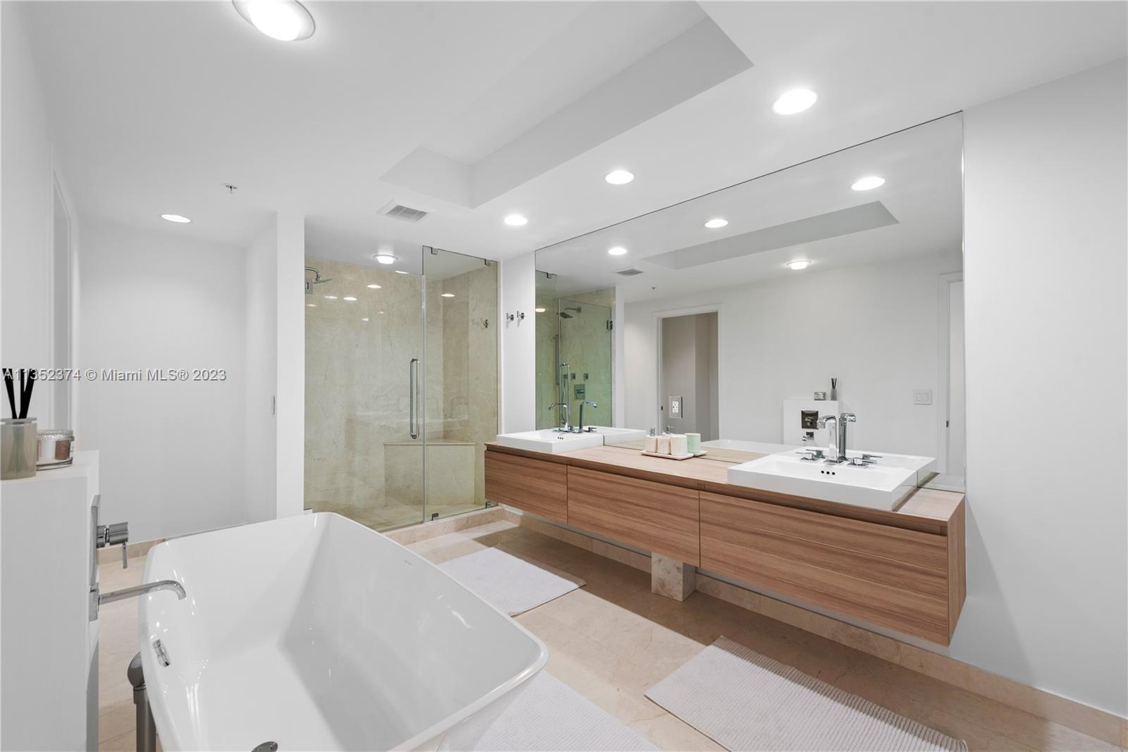 Photo 23 of 51 of 17111 Biscayne Blvd 1406 condo