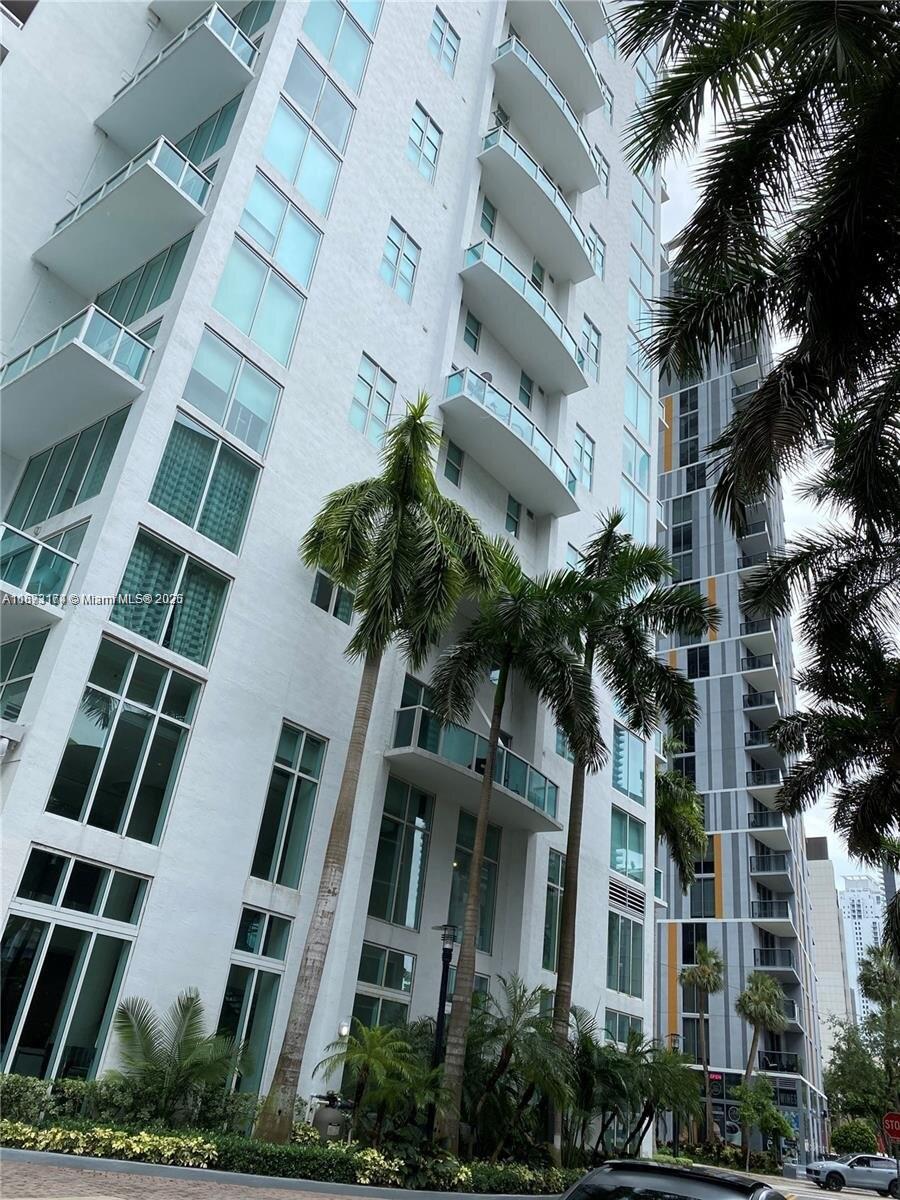 Nestled in the vibrant heart of Brickell, this beautiful 2-bedroom, 2 bathroom condo offers an exquisite blend of luxury and modern living. As you step inside, you're greeted by an open floor plan that seamlessly integrates the living, dining, and kitchen areas, perfect for both entertaining and relaxing. The floor-to-ceiling windows flood the space with natural light, highlighting the sleek finishes and contemporary design. The master suite provides a serene retreat with its own en-suite bathroom, while the second bedroom offers flexibility for guests or a home office. Residents can enjoy top-notch amenities, including a state-of-the-art fitness center, a resort style pool, and a chic lounge area. Call agent for appointments.