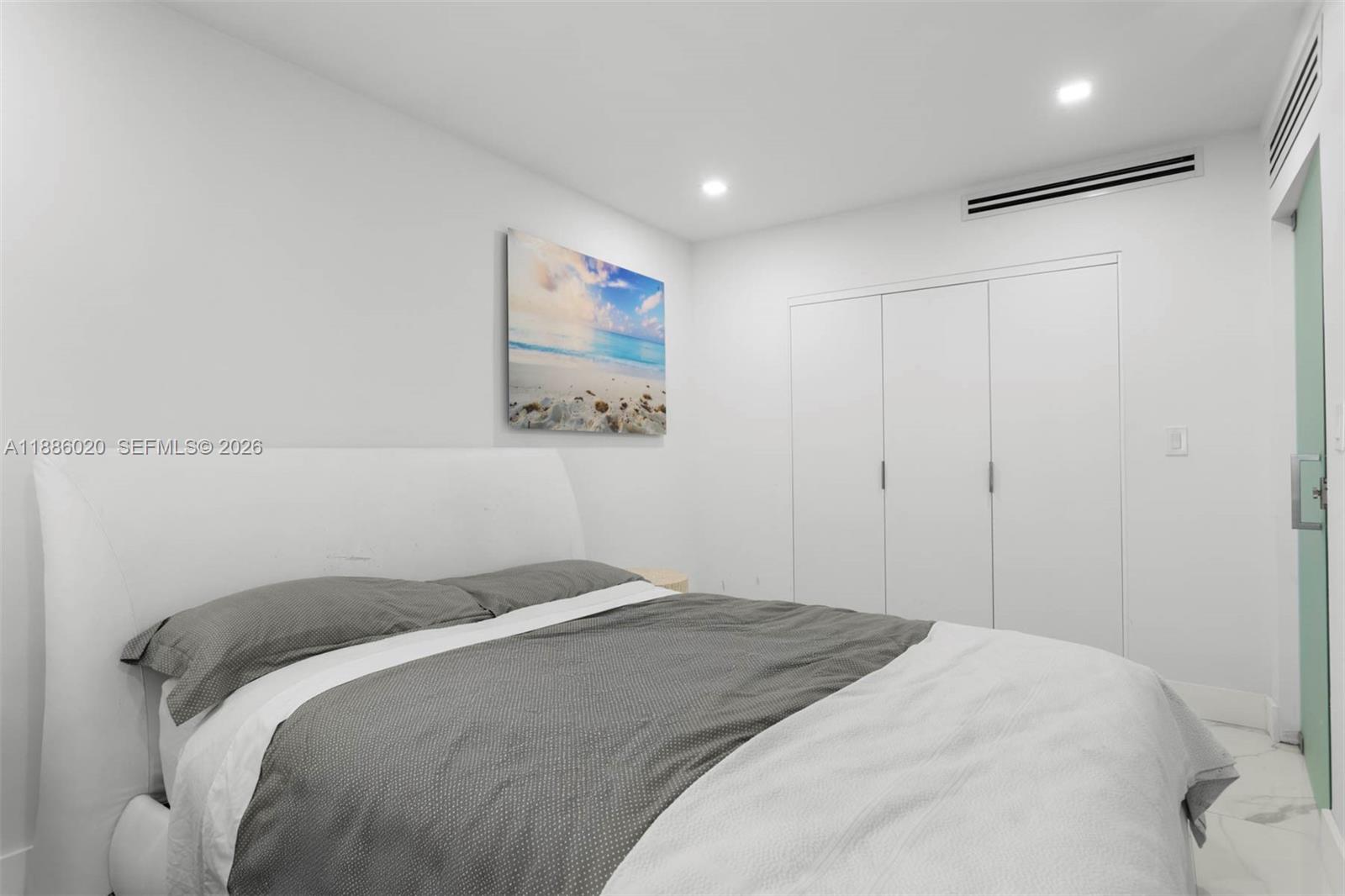 0HE CARRIAGE CLUB SOUTH C - Residential