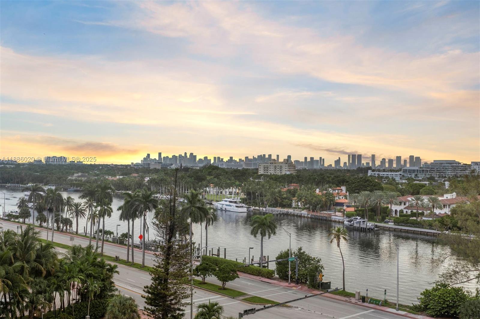 0HE CARRIAGE CLUB SOUTH C - Residential