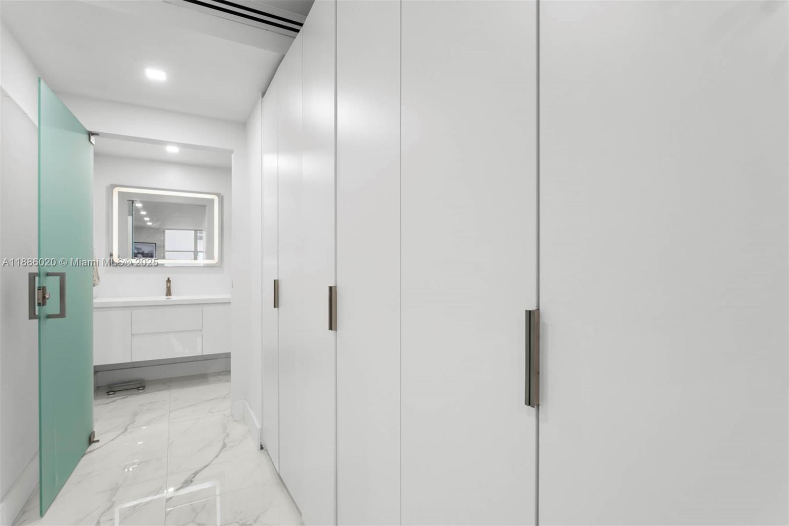 0HE CARRIAGE CLUB SOUTH C - Residential