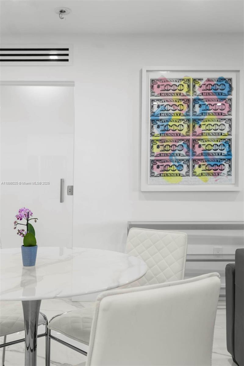 0HE CARRIAGE CLUB SOUTH C - Residential