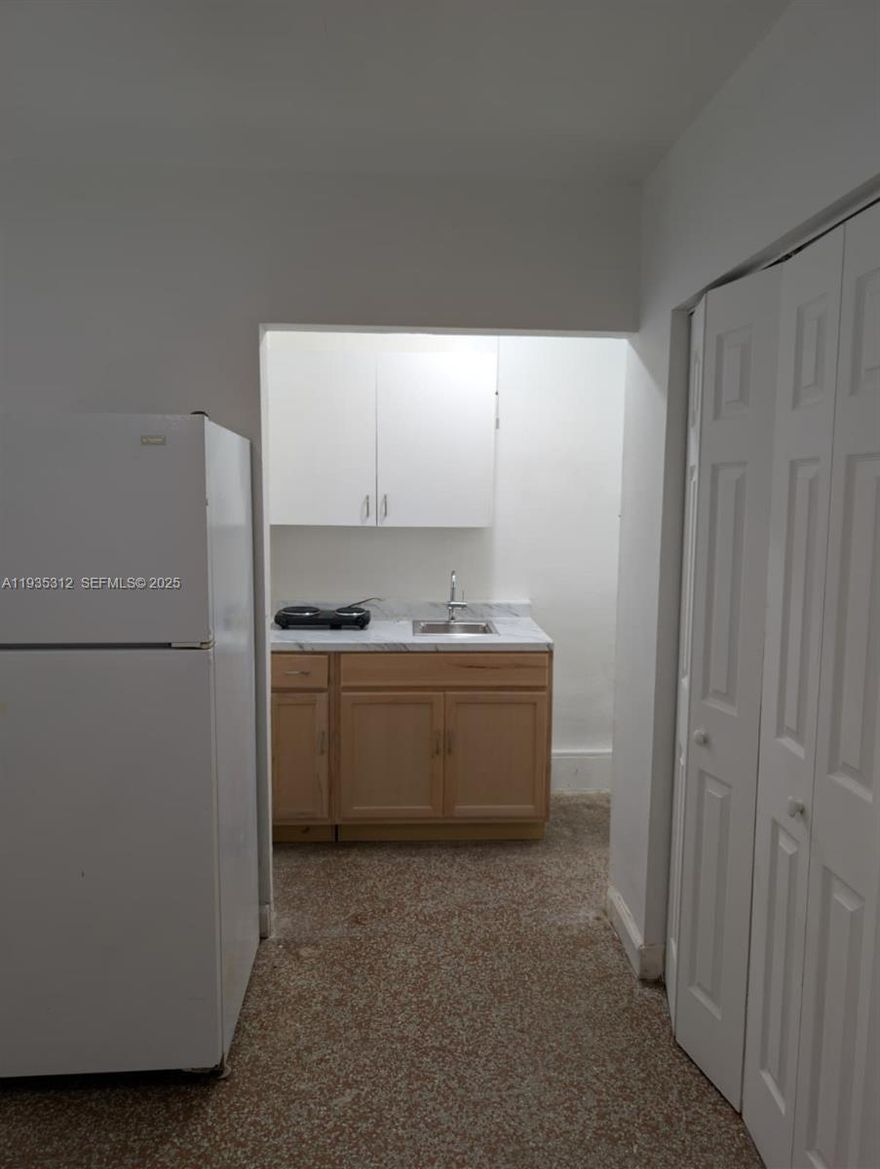 Centrally located studio near Brickell, Downtown, and Coral Gables. Water and electricity included. For showings reach out to Frank 786-899-3900