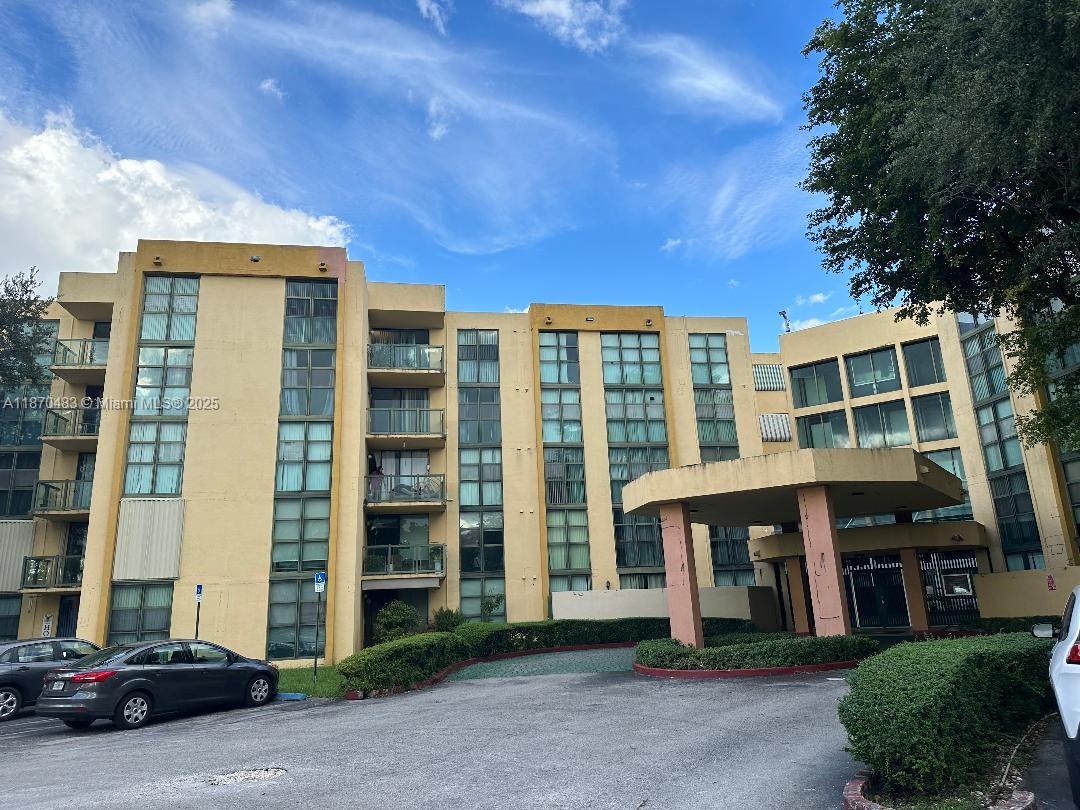Motivated Landlord!! Come and see this updated unit 2 bedrooms, 2 baths with washer/dryer inside, private balcony, freshly painted and ready to move in. Don't miss out this opportunity, centrally located close to major shopping area. Easy to show it.
