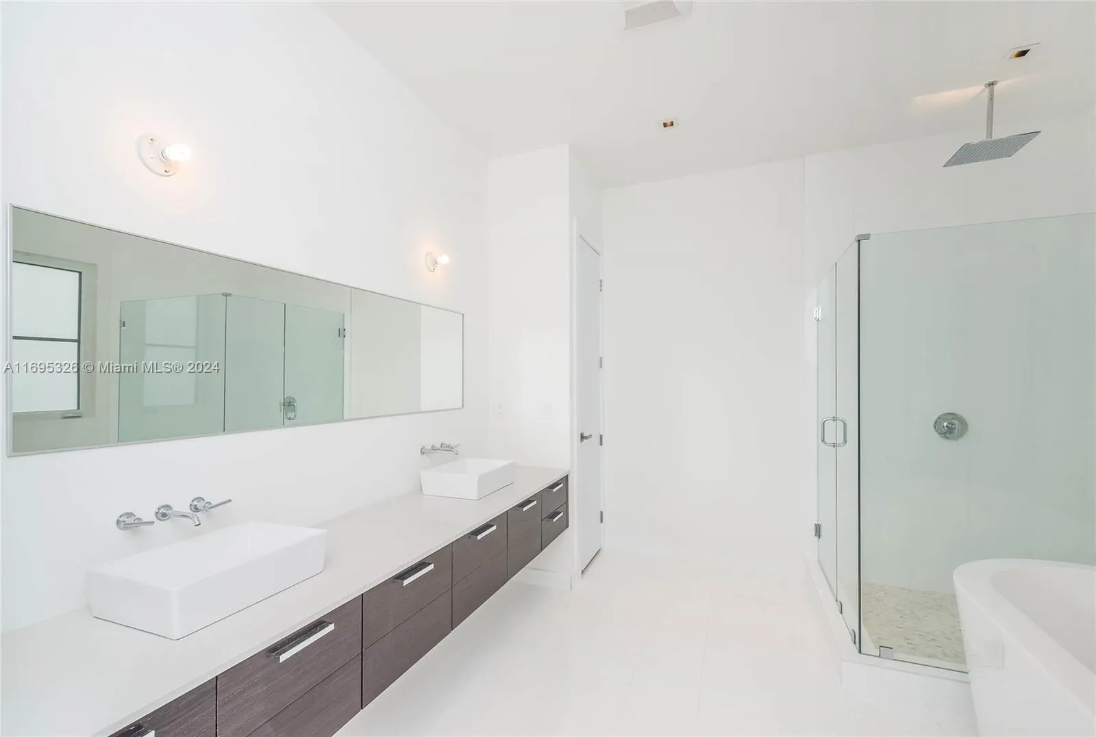 Coral Gables, Florida 33134, United States, 3 Bedrooms Bedrooms, ,4 BathroomsBathrooms,Residential,Pending,82229