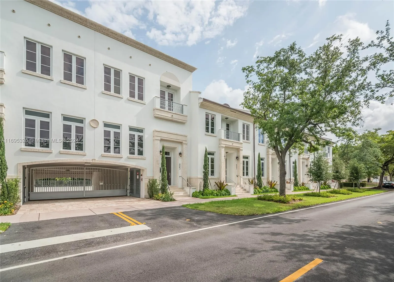 Coral Gables, Florida 33134, United States, 3 Bedrooms Bedrooms, ,4 BathroomsBathrooms,Residential,Pending,82229