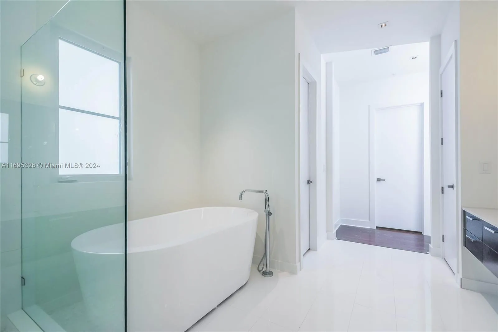 Coral Gables, Florida 33134, United States, 3 Bedrooms Bedrooms, ,4 BathroomsBathrooms,Residential,Pending,82229