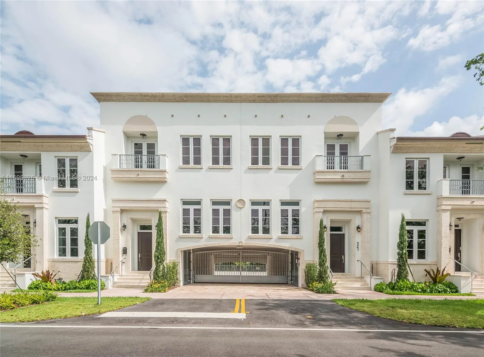 Coral Gables, Florida 33134, United States, 3 Bedrooms Bedrooms, ,4 BathroomsBathrooms,Residential,Pending,82229