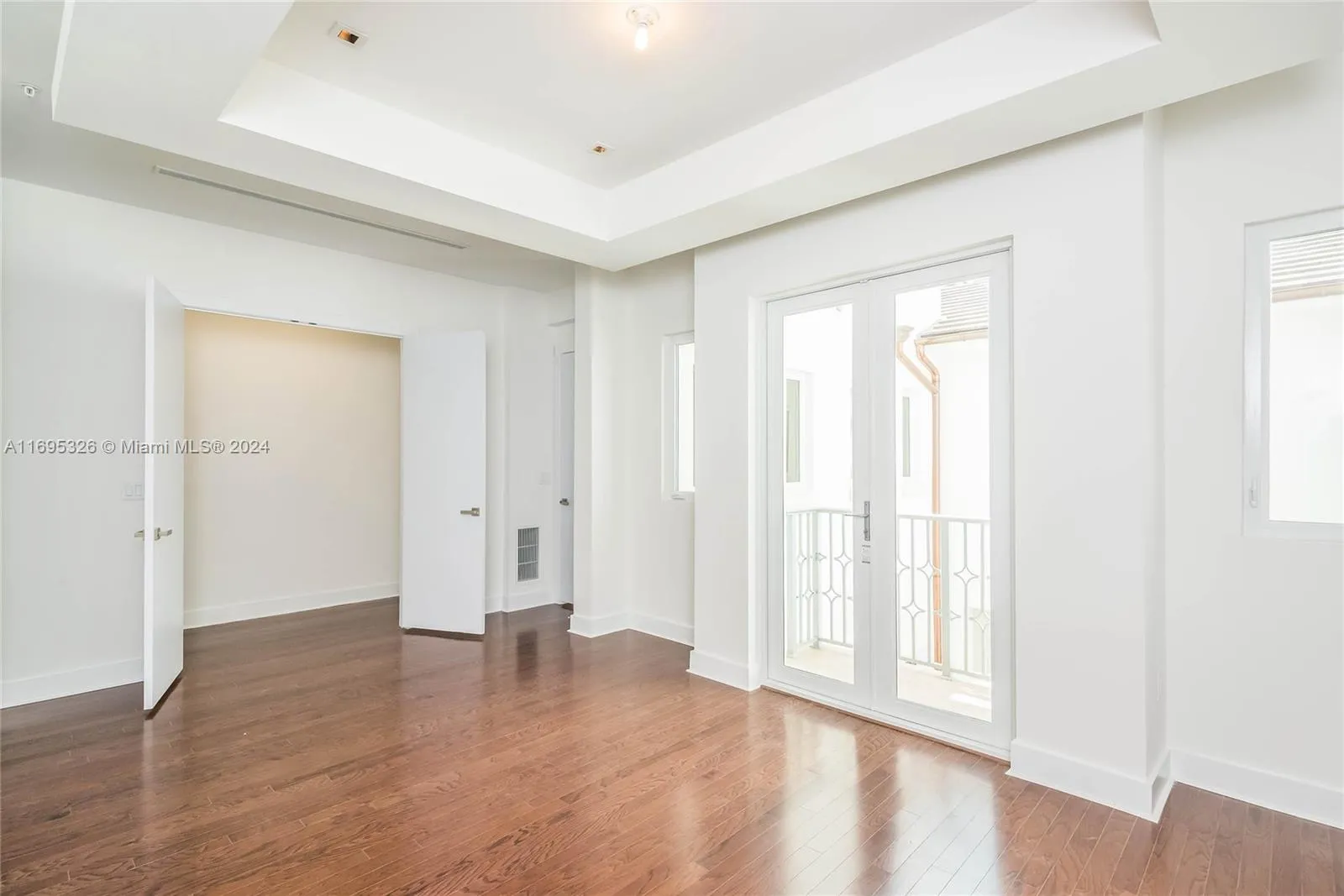 Coral Gables, Florida 33134, United States, 3 Bedrooms Bedrooms, ,4 BathroomsBathrooms,Residential,Pending,82229