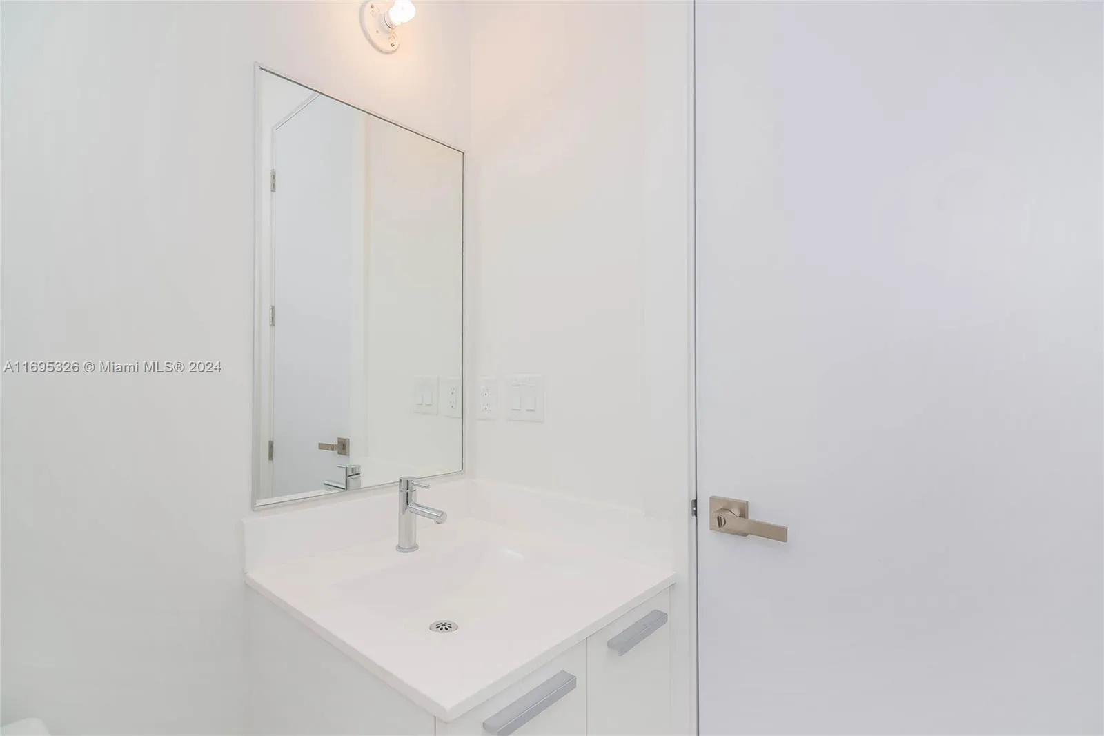 Coral Gables, Florida 33134, United States, 3 Bedrooms Bedrooms, ,4 BathroomsBathrooms,Residential,Pending,82229