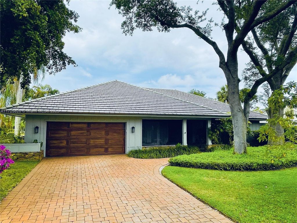 Photo of 1 Balfour Rd E, Palm Beach Gardens, FL 33418 (MLS # A11725820)