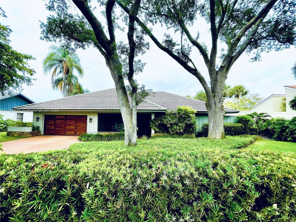 Photo of 1 Balfour Rd E, Palm Beach Gardens, FL 33418 (MLS # A11725820)