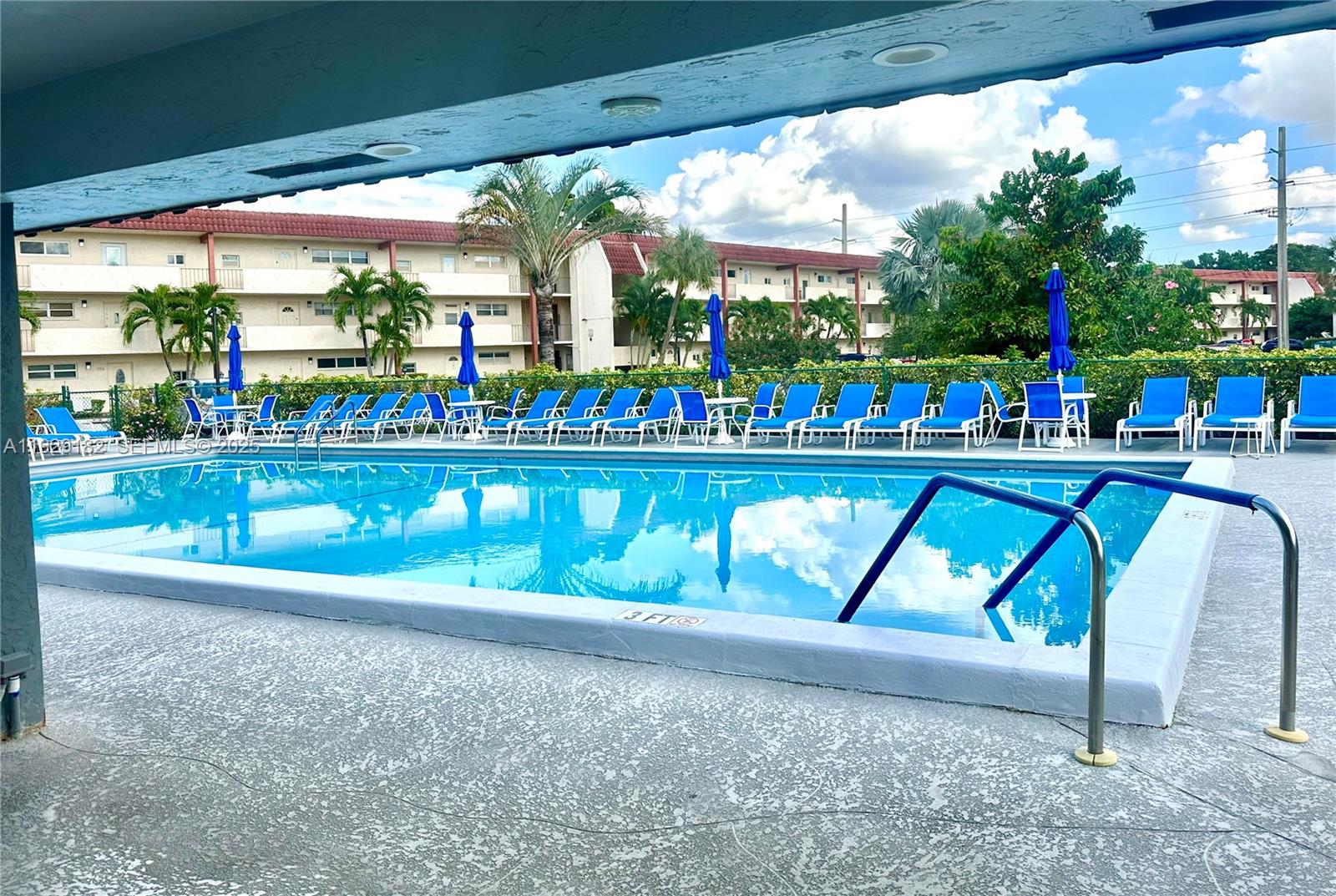 HOLLYBROOK GOLF AND - Residential