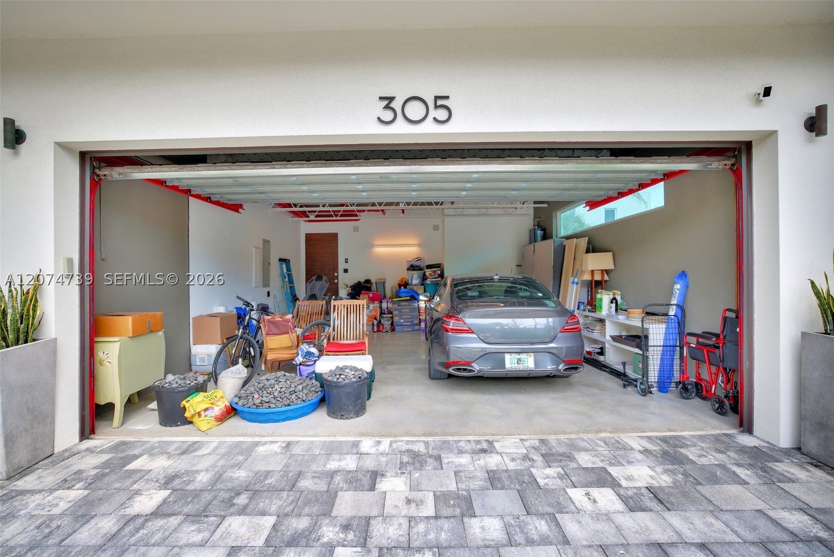 305 Oak St