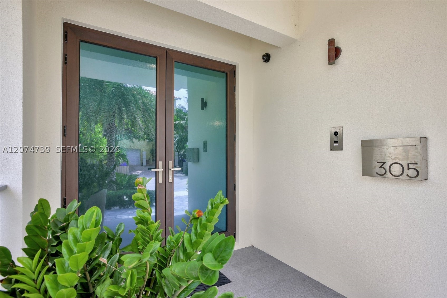 305 Oak St