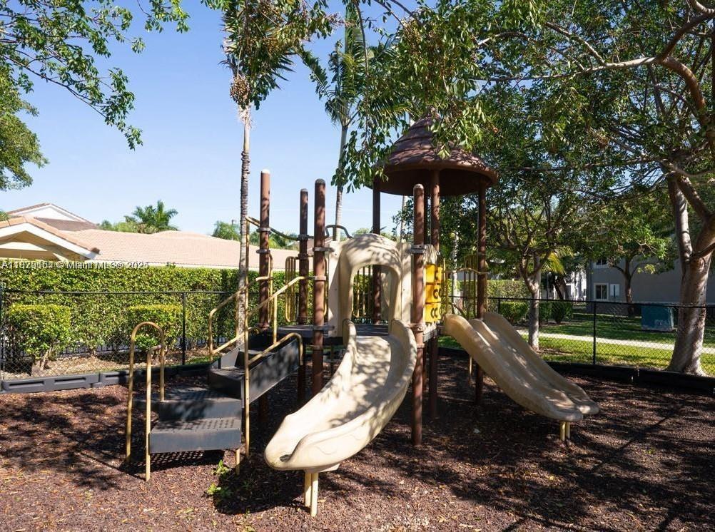 VISTA TRACE 8 CONDO - Residential