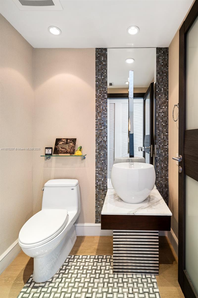 PARAMOUNT BAY CONDO - Residential