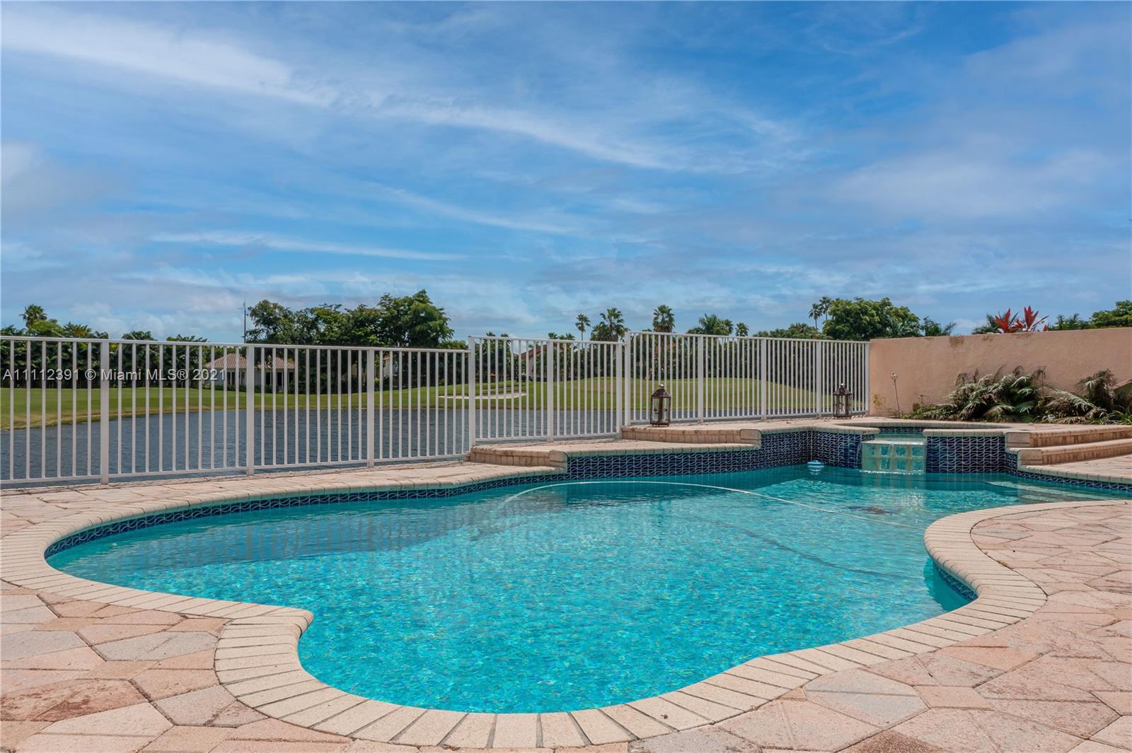 DORAL SANDS - Residential