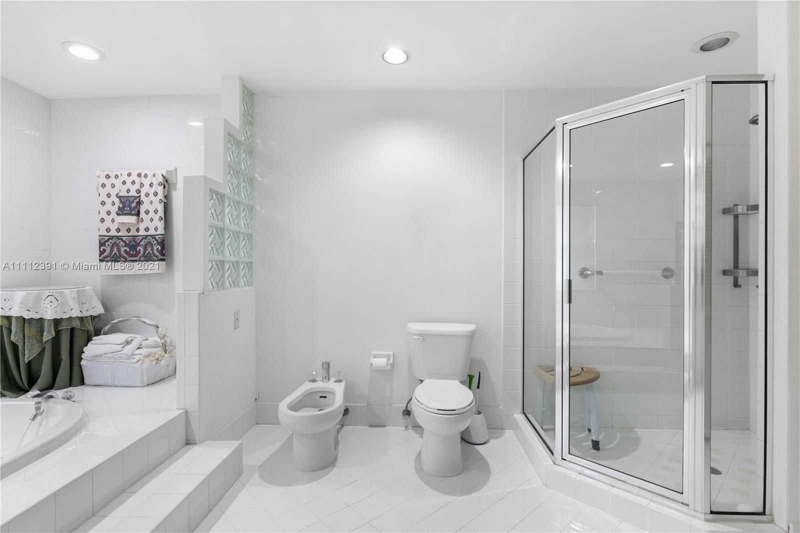 DORAL SANDS - Residential