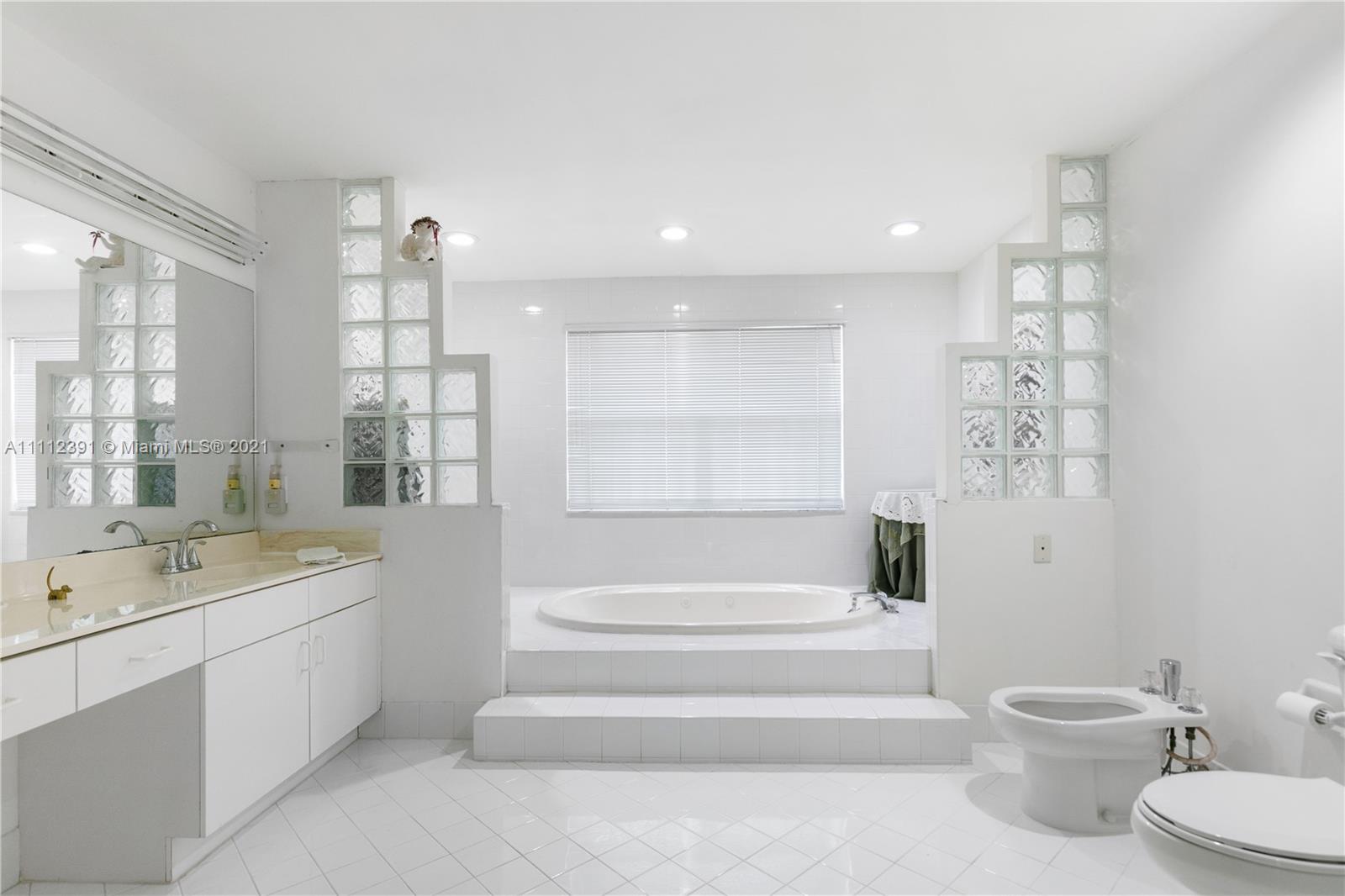 DORAL SANDS - Residential