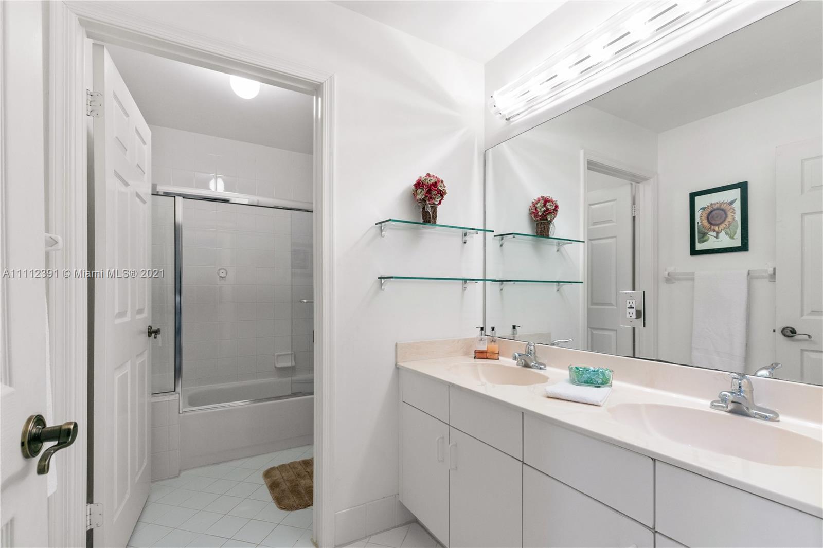 DORAL SANDS - Residential