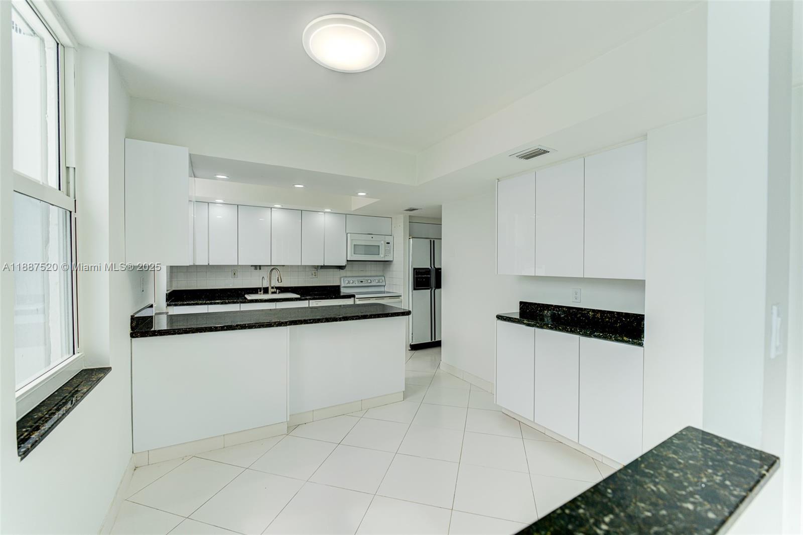 WINSTON TOWERS 500 CONDO - Residential