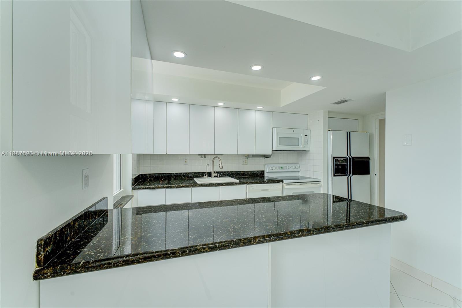 WINSTON TOWERS 500 CONDO - Residential