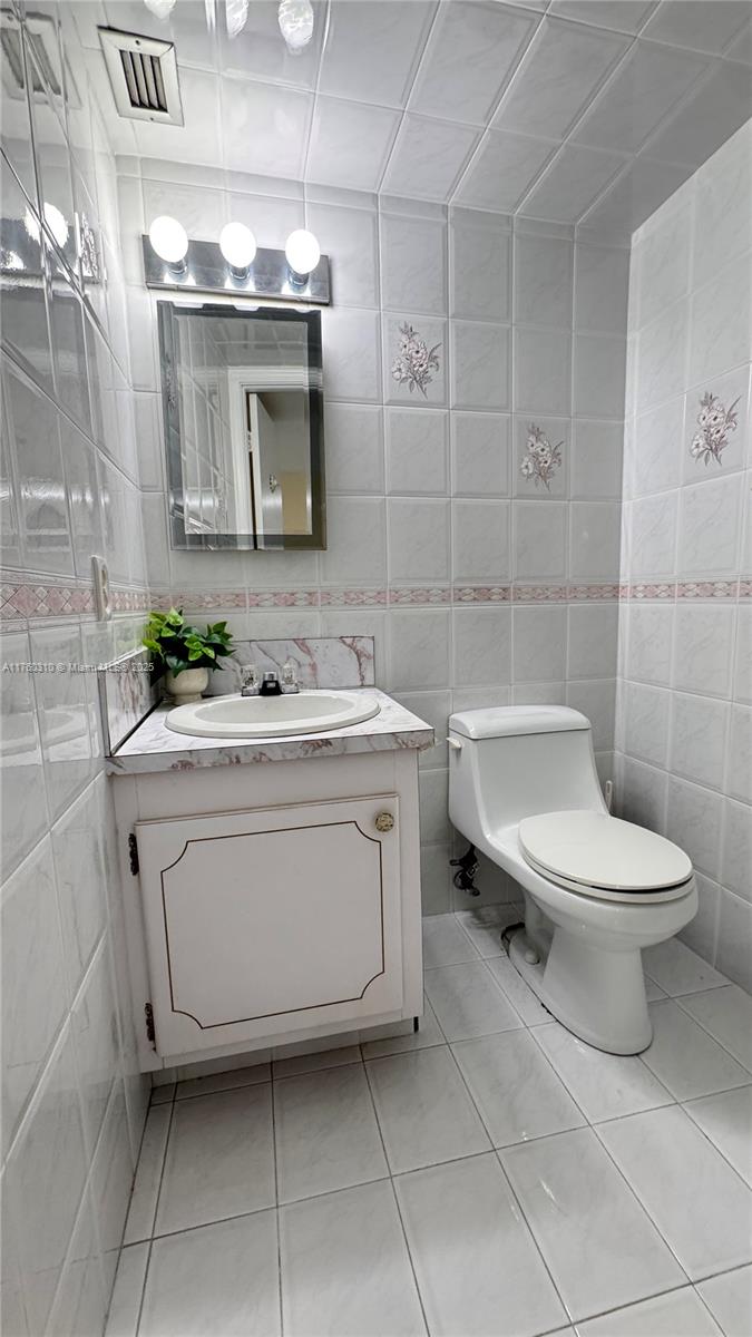 IMPERIAL TOWERS CONDO - Residential