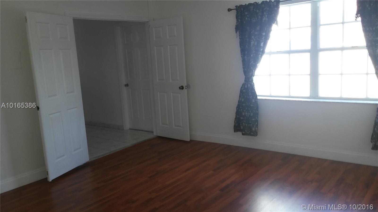 CHARMING 3B/2B HOUSE, STAINLESS STEEL APPLIANCES, CERAMIC AND WOOD FLOORS, BEAUTIFUL POOL AND 24/7 SECURITY