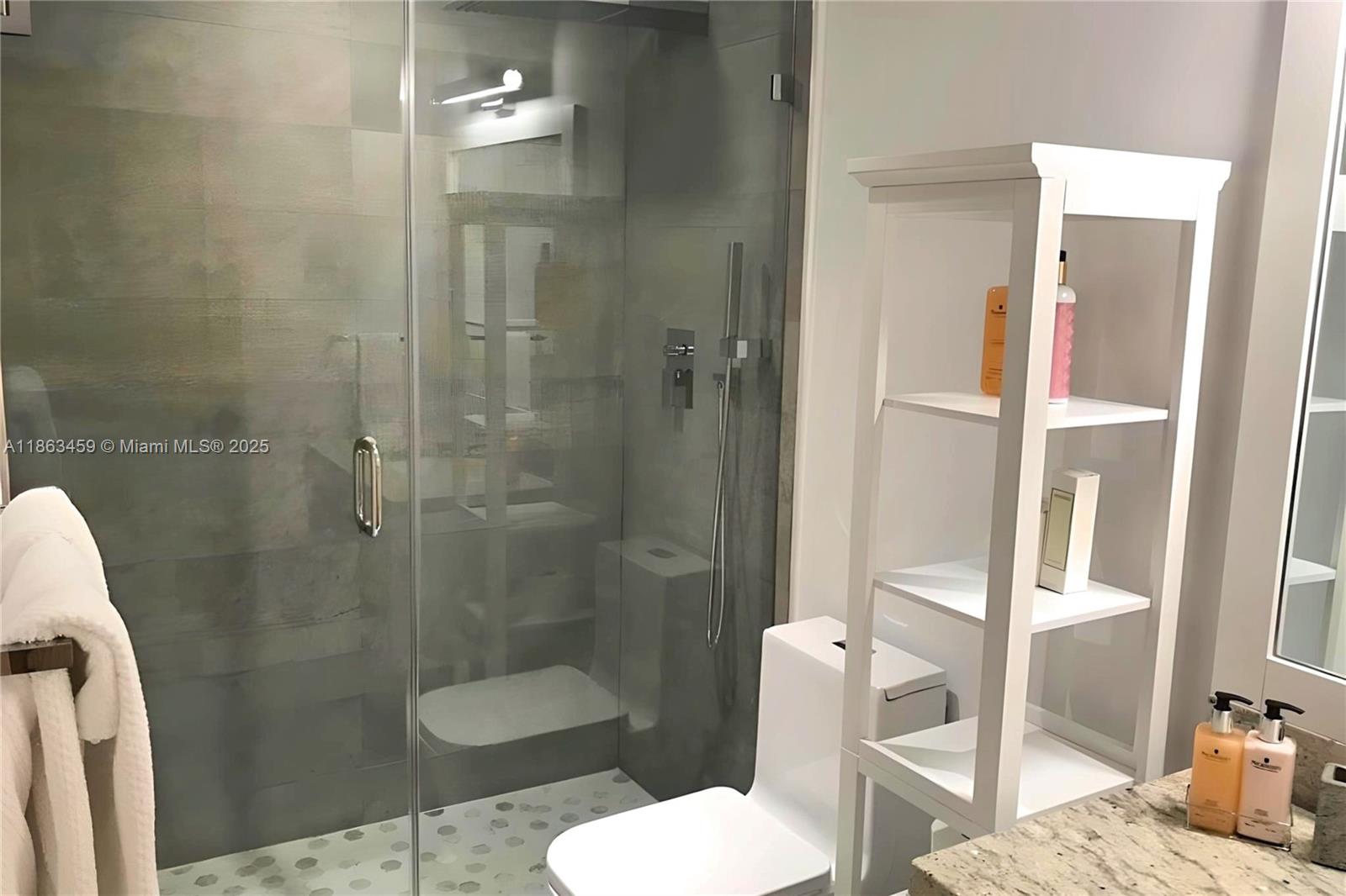 THE DECOPLAGE CONDO - Residential