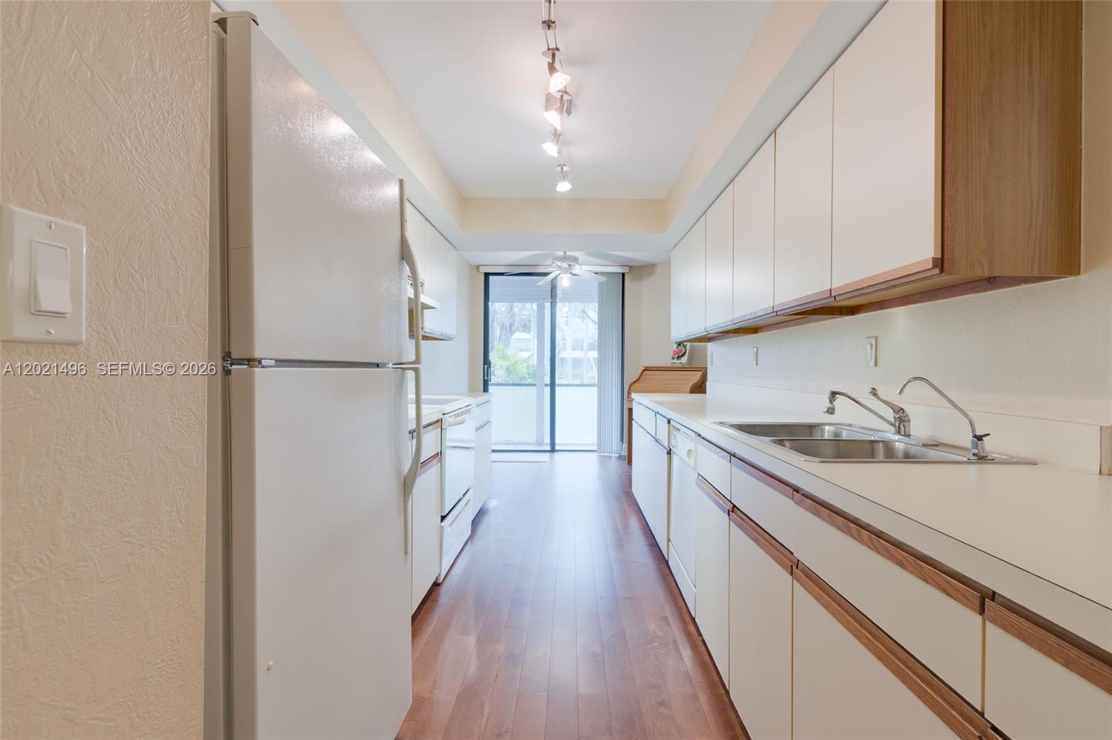 SHERIDAN BY THE BEACH CON - Residential