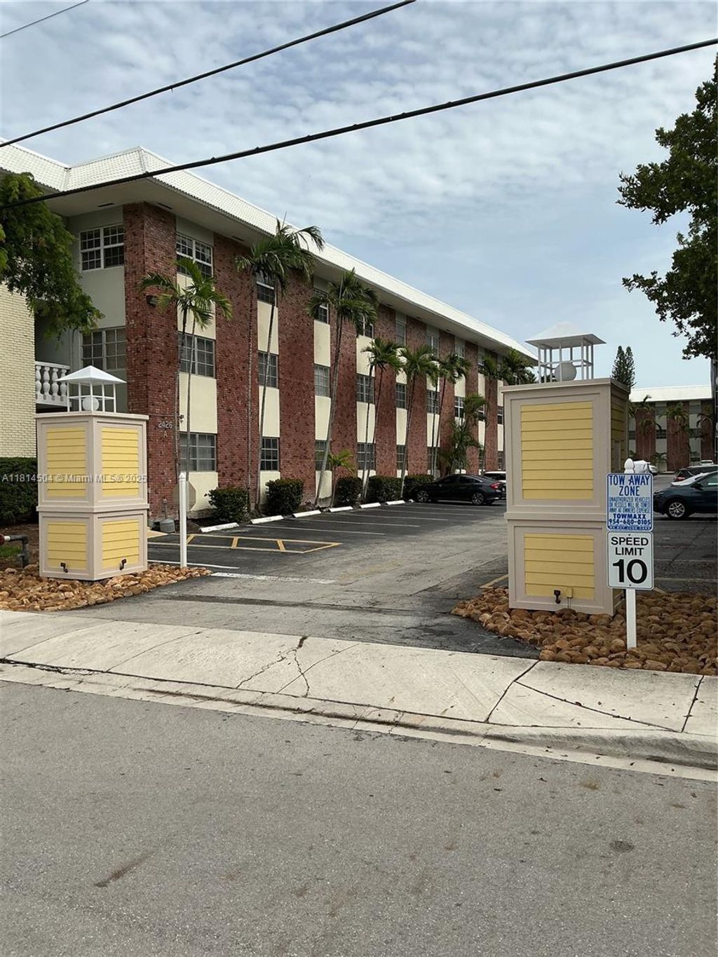 Photo of 2426 SE 17th Causeway #109A, Fort Lauderdale, FL 33316 (MLS # A11814504)