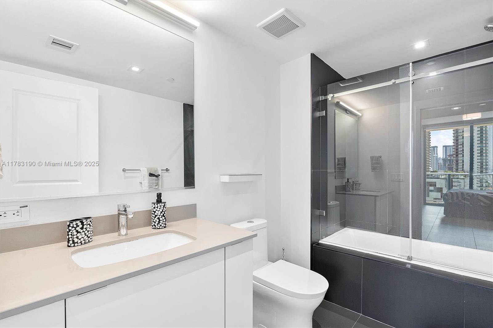 CANVAS CONDO - Residential