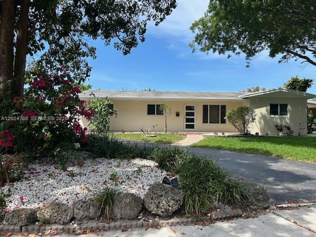 Photo of 5881 SW 15th St, Plantation, FL 33317 (MLS # A12004760)