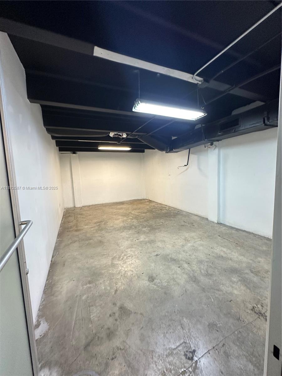 Large spaces for offices or photography studios, artwork, galleries, or your business, the price is for each space. We have four divisions of spaces. Choose the best one for you/ 6 parking and 1 bathroom
We have 3 offices for you to start your business