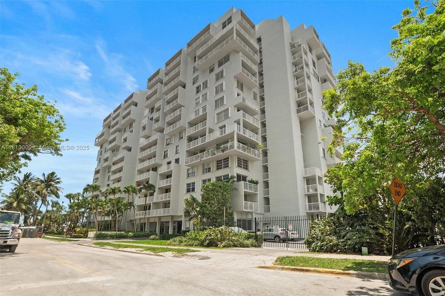 Indulge in the ultimate Brickell lifestyle from this exquisite 1-bedroom, 1.5-bathroom Bayside condo. Perched to capture magnificent, views of Biscayne Bay, this residence offers a daily masterpiece from your private balcony. This upgraded condo features a beautiful kitchen, upgraded bathrooms   Beyond the sophisticated interiors, residents enjoy an unparalleled amenity package, featuring a sparkling community pool perfect for relaxation, a community dock with boat lifts, seamless entry to the open waters. Live in the heart of Brickell, where urban luxury meets waterfront tranquility and direct access to South Florida's aquatic playgrounds.
