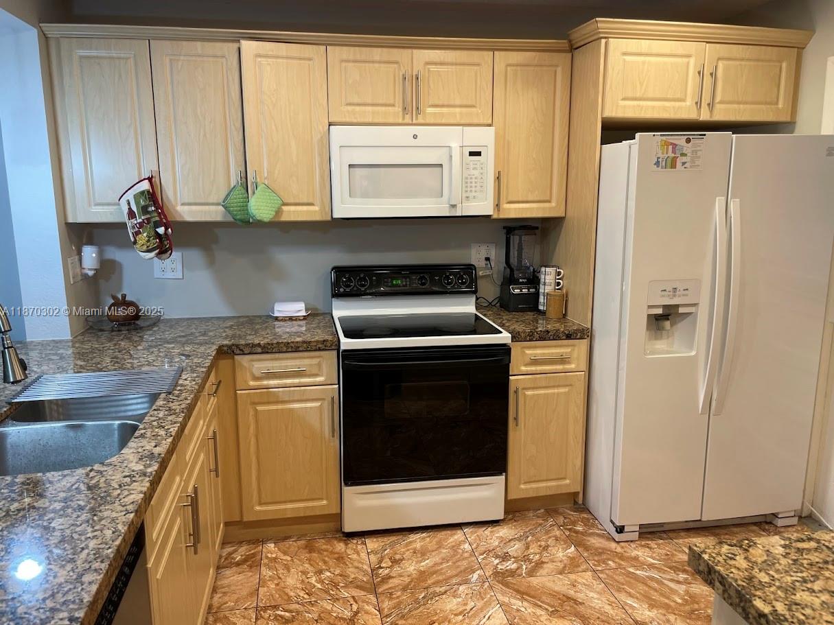 ARROWHEAD CONDO NO V - Residential