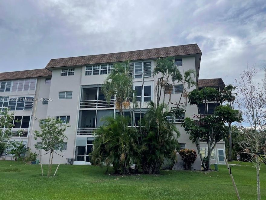 Beautifully maintained 2-bedroom, 2-bath condo in great condition, conveniently located near Nova Southeastern University and Broward College. This ground-floor unit offers a serene Golf view and a screened patio.