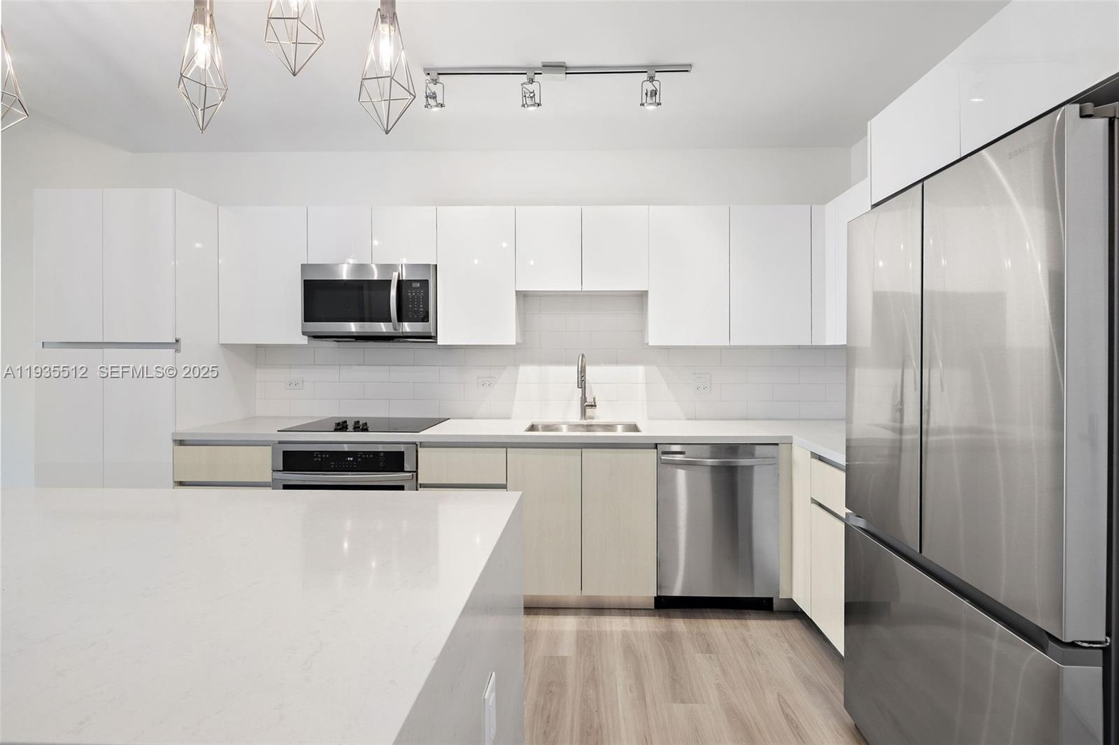 101 Diplomat Pkwy 1004