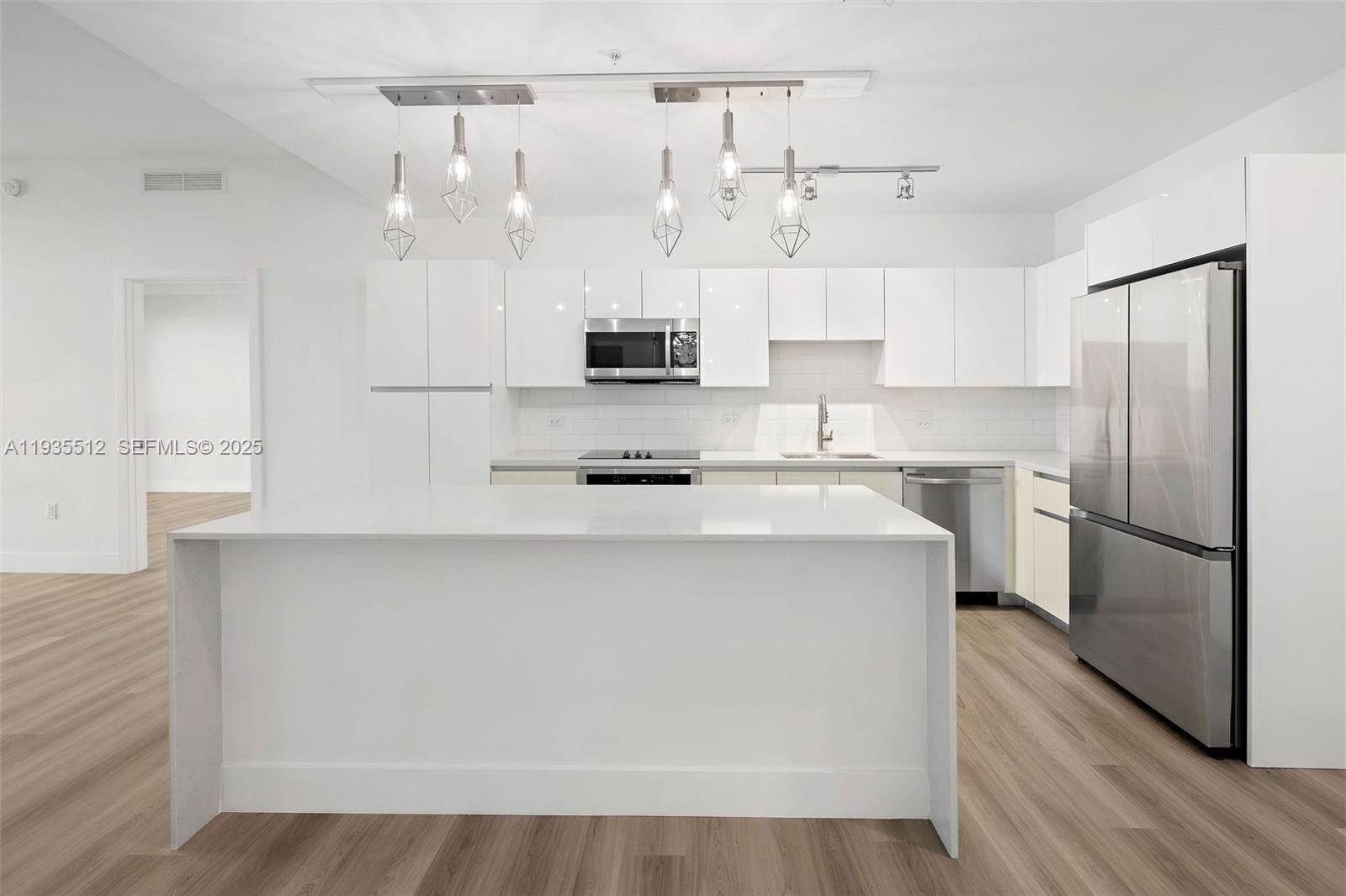 101 Diplomat Pkwy 1004