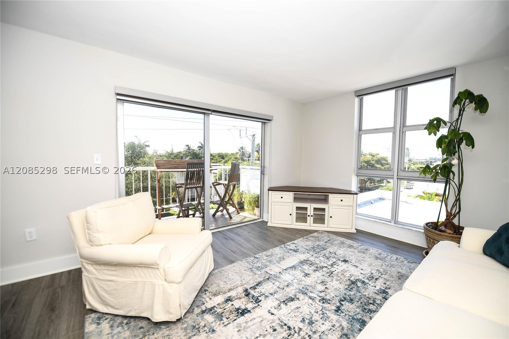 8305 Crespi Blvd 4D