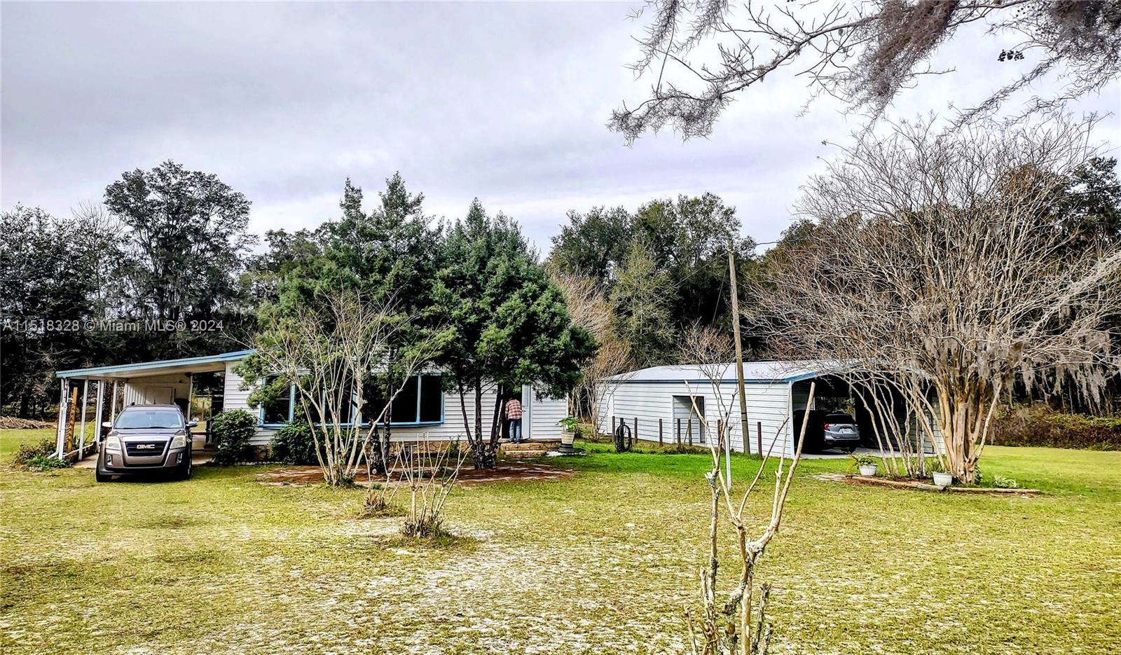 N) HOA - Explore country living in Citra with this fantastic 2-bed, 2-bath remodeled residence on a spacious 1-acre lot. Enjoy 1424 sq ft of living space (1924 total) with meticulous landscaping. Inside, find a spacious living/dining area seamlessly connected to an Island/Bar cooking setup. Upgraded kitchen appliances, luxurious Primary Bedroom, and versatile room for office or den. Upgrades include new HVAC (2022), Water Softener (2020), enclosed well pump (2018), and brand-new power pole (2021). Property features a 1500 sq ft warehouse. No HOA restrictions, R4 zoning. Don't miss this charming country home - inquire now!