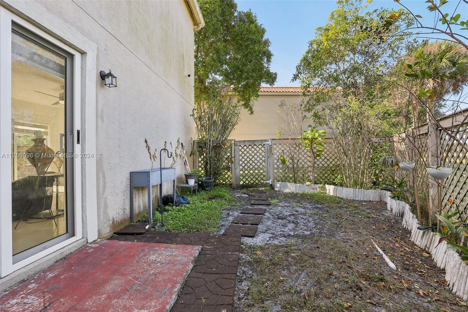 EMBASSY LAKES - Residential